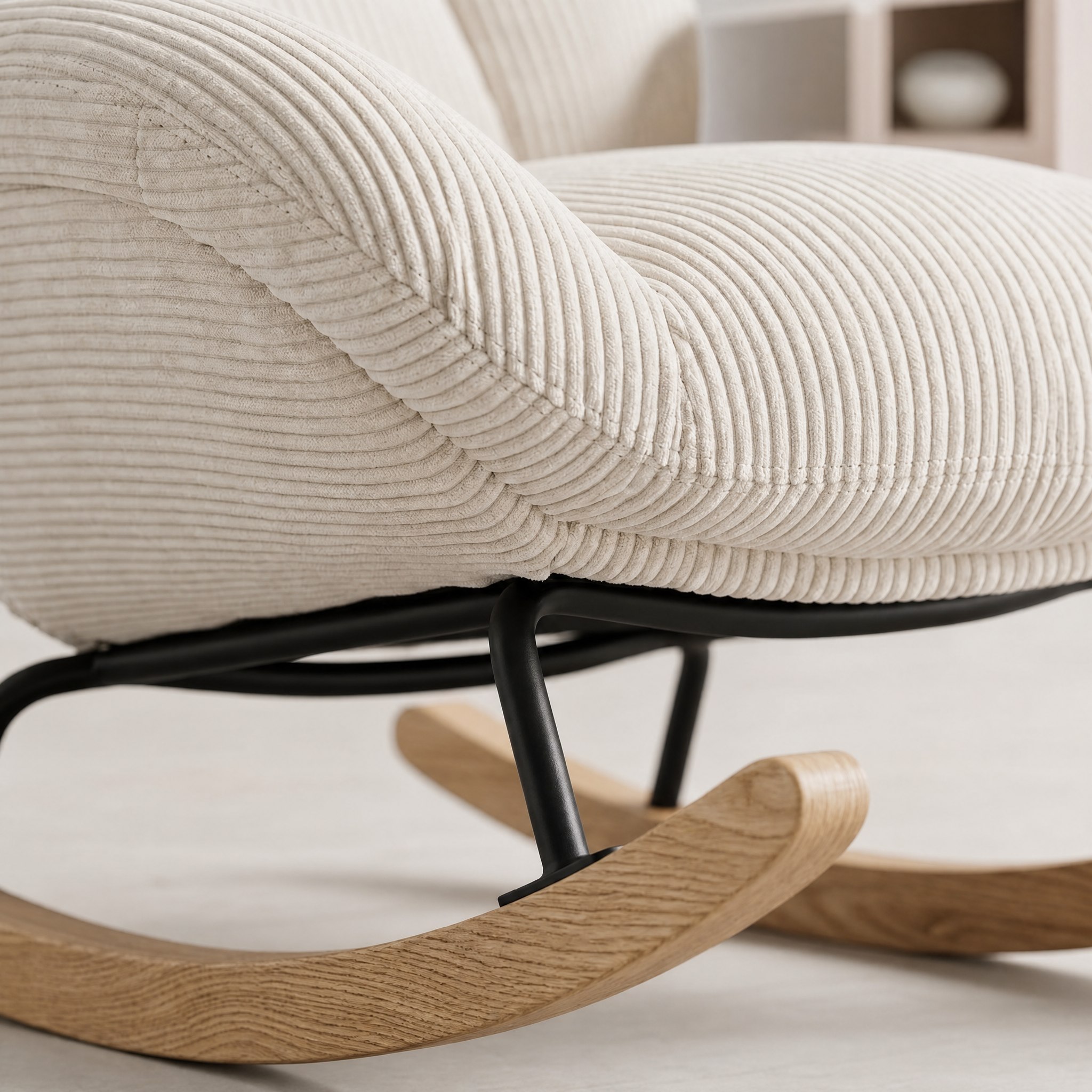 Base en bois massif et patins incurvés du rocking chair Laina