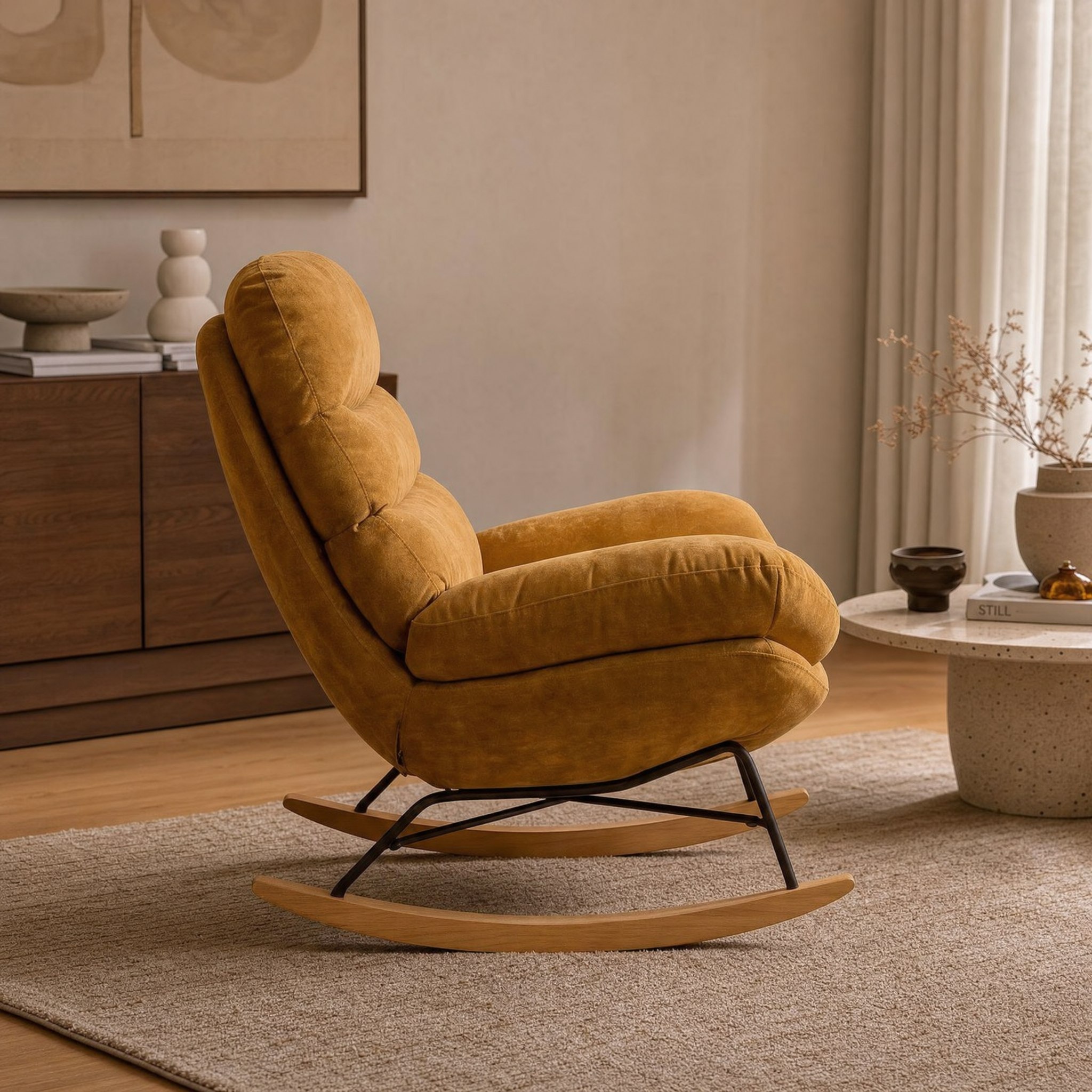 Chaise à bascule cosy Nidra jaune caramel pour des moments de détente