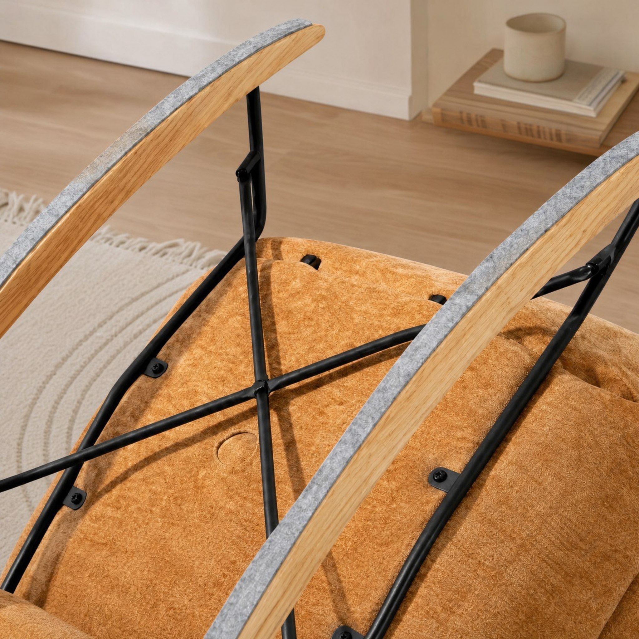 Grande assise rembourrée du fauteuil à bascule Nidra pour se balancer confortablement