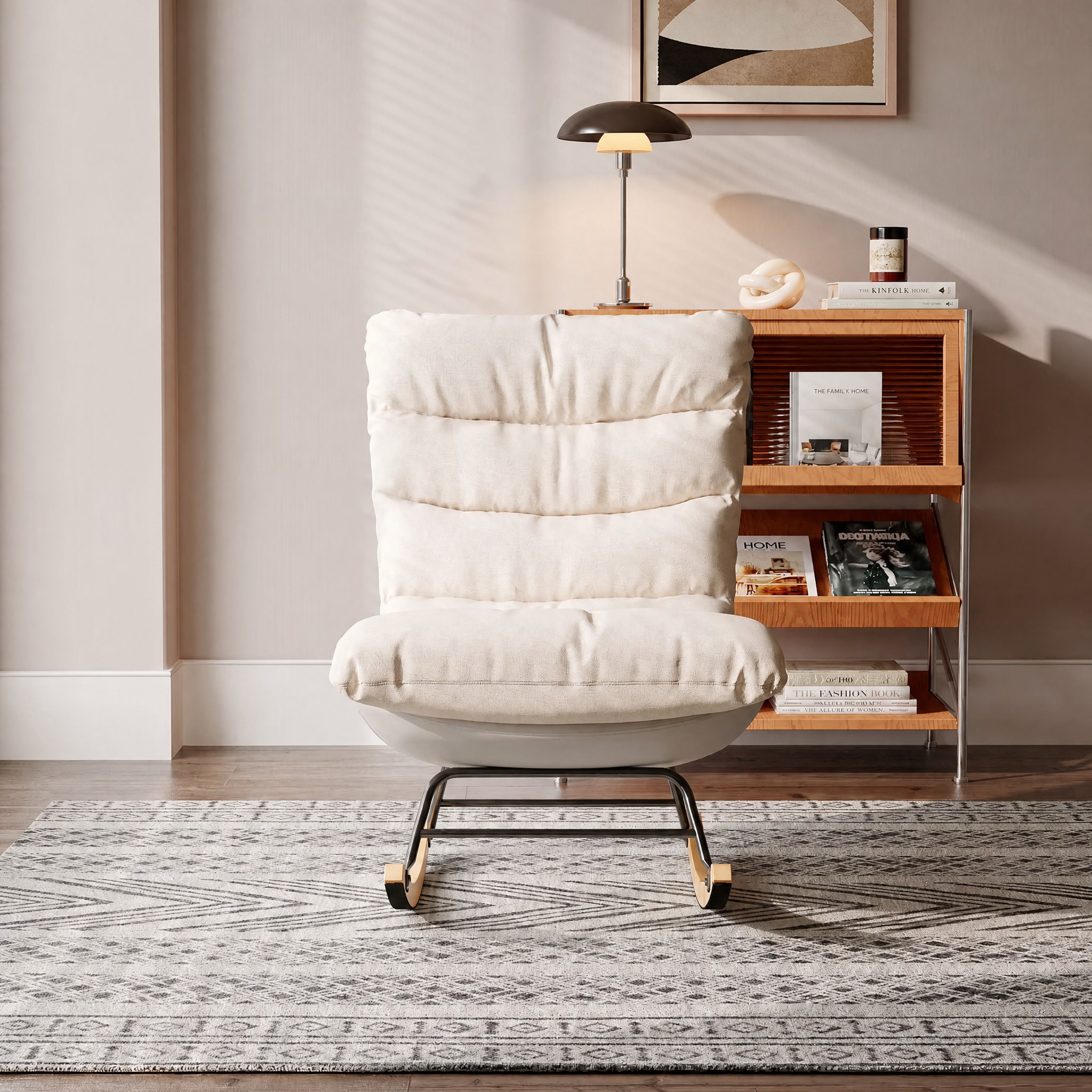 Fauteuil à bascule Milda dans un coin lecture chaleureux