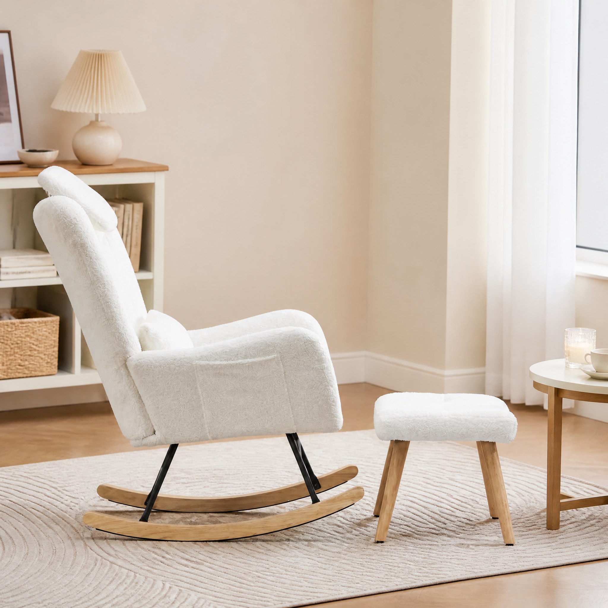 Fauteuil à bascule ergonomique Auba dans une chambre parentale