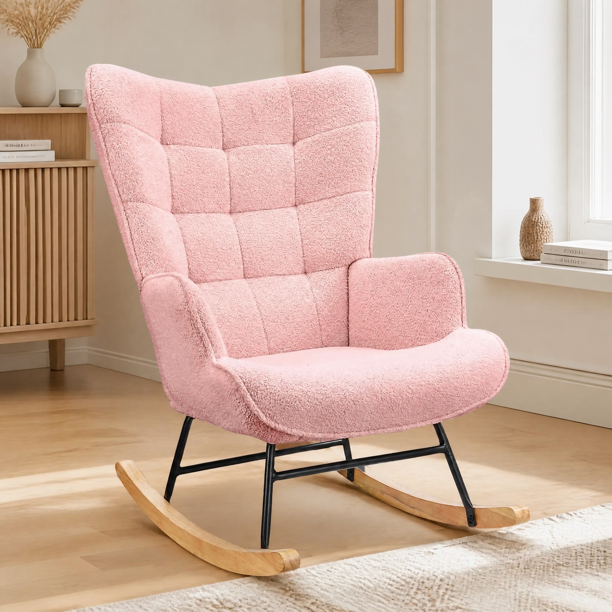 Fauteuil à bascule Bruma rose en tissu teddy dans un salon