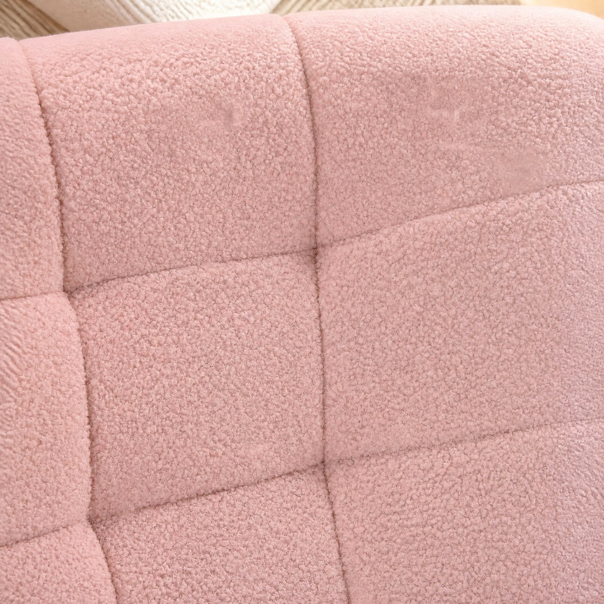 Assise moelleuse en tissu teddy du fauteuil Bruma rose