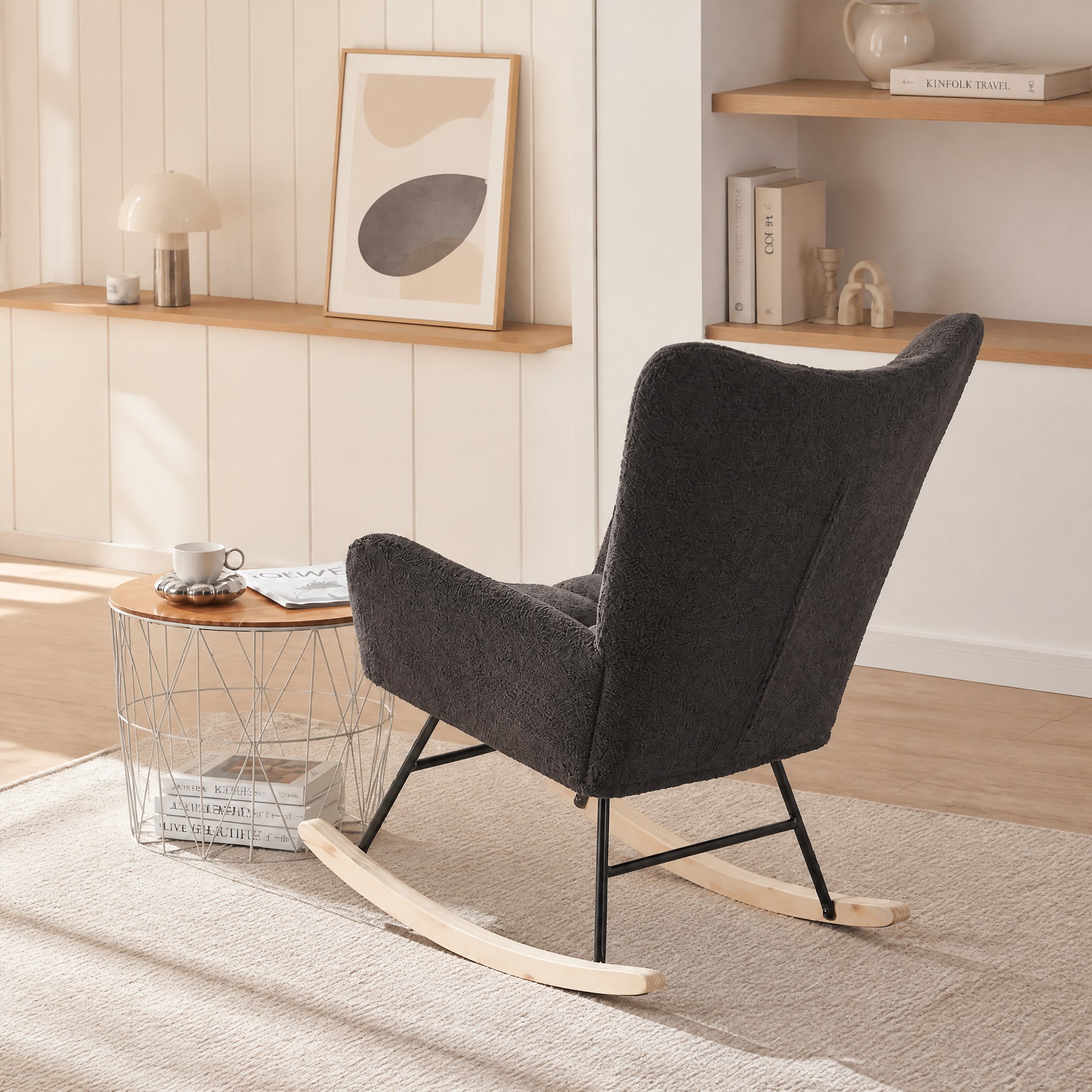 Rocking chair noir Obsidia en tissu bouclé dans un salon scandinave
