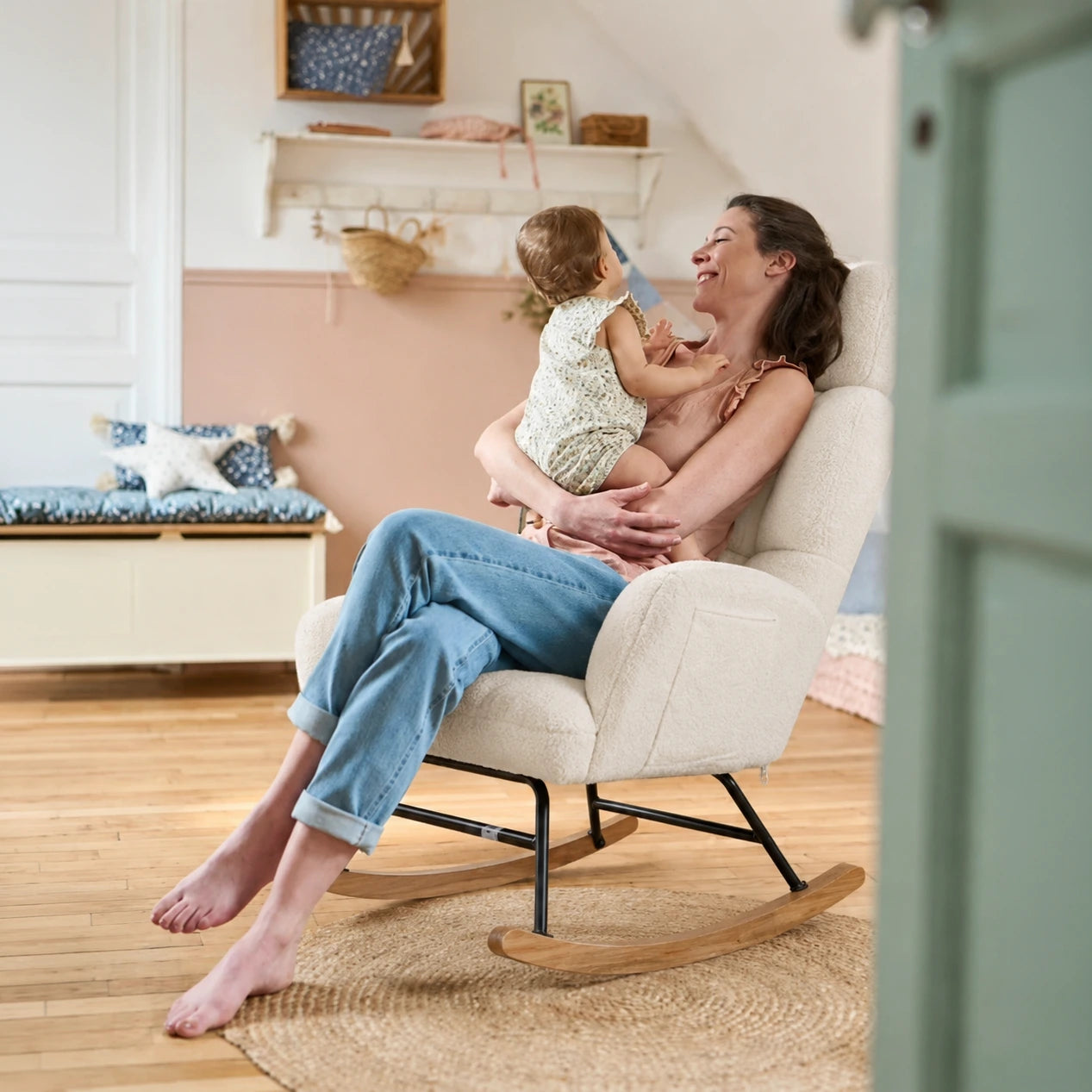 Maman berçant son bébé dans le fauteuil d'allaitement Lulla