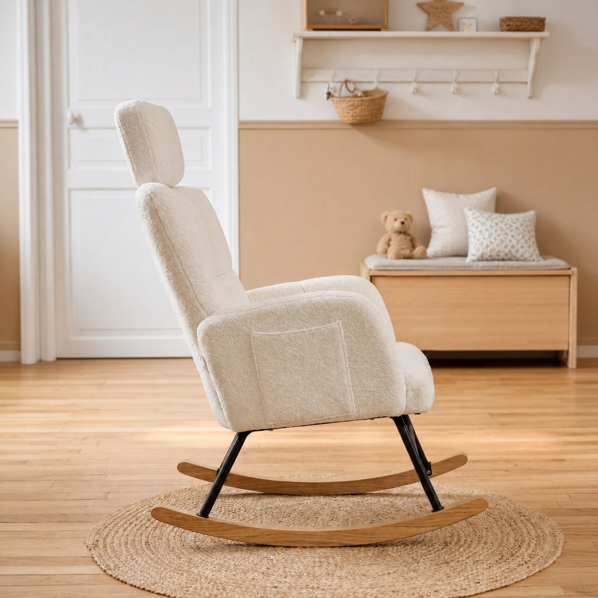 Chaise berçante teddy Lulla de profil dans une nursery